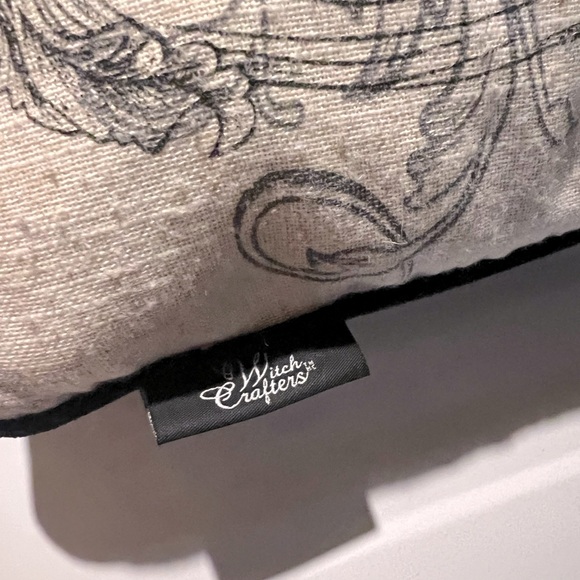 🌼 Floral Skull Accent Pillow - Picture 3 of 4